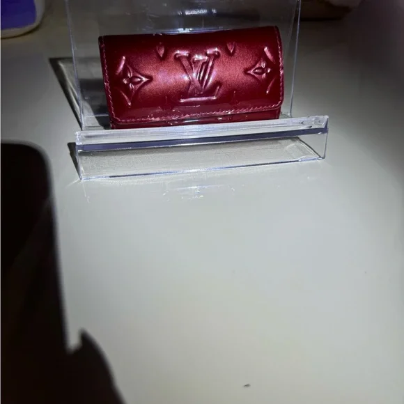 Louis Vuitton Pomme D'Amour Monogram Vernis Multicles Four Ring Key Holder - Picture 8 of 13